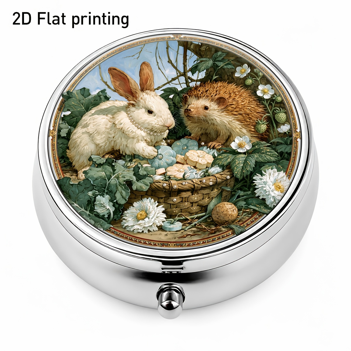Jewelry Making Store - 白いウサギとハリネズミの模様が描かれた花柄バスケット、丸型小型薬箱、牧歌的な森のスタイル、3区画の携帯用収納ボックス。 ジュエリー、薬、ビタミン剤用の仕切り付きデザインは収納が簡単で、旅行や日常生活に欠かせないアイテムです。耐久性があり、洗練された外観を備えています。