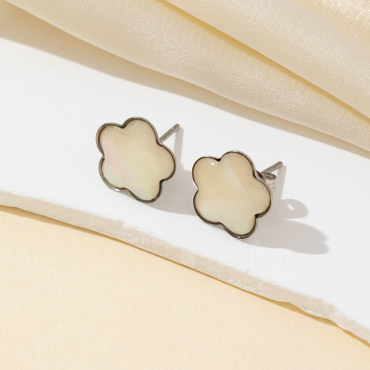 2 個ナチュラルファインシェル白花びら形状絶妙なチャーム儀式 - Jewelry Making Place のレビューと価格