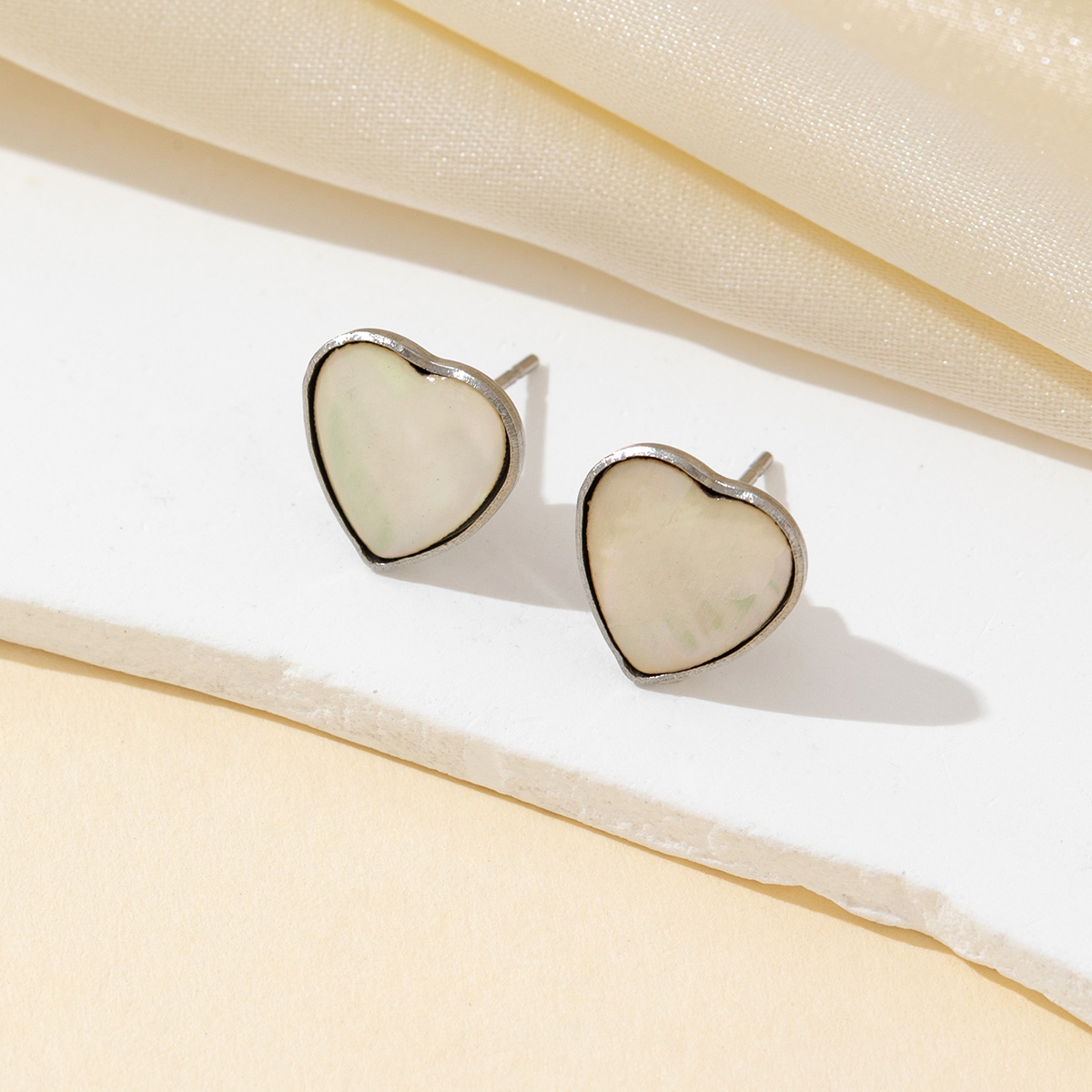 2 個天然シェルホワイトハート形の絶妙なチャーム儀式場所ジュ - Jewelry Making Place のレビューと価格